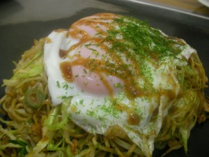焼きそば。そばの上に双子の目玉焼き。