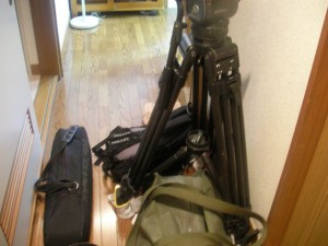 廊下に機材関連の荷物がいろいろ
