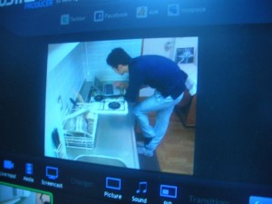 宮下さんが台所でツイート中の図