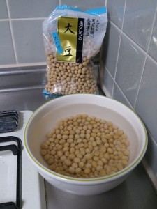 201210-making-soymilk-01 スーパーで買ってくる乾燥大豆を一晩水に浸ける