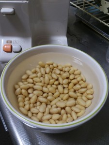 201210-making-soymilk-02 目安は8時間。こんなに膨らみます。
