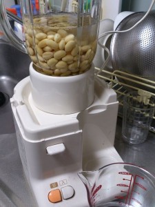 201210-making-soymilk-03 ミキサーに500mlの水と一緒に入れて粉砕します。