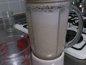 201210-making-soymilk-04 終わってしばらくすると泡が上に。