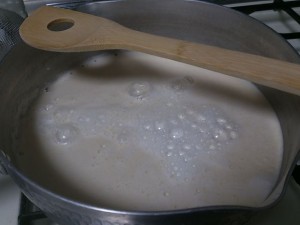 201210-making-soymilk-06 砕いた大豆(呉)を鍋へ。