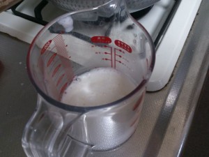 201210-making-soymilk-09 加熱終了後、再度泡を除きます。
