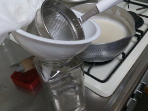 201210-making-soymilk-10 おからを濾すのに使う味噌溶き用の小さいざると漏斗。
