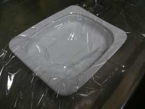 201210-making-soymilk-11 濾したガラ(おから)をいれるラップを準備。