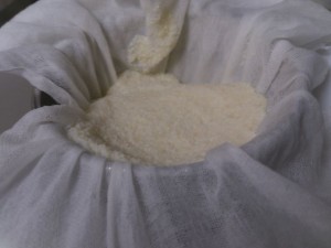 201210-making-soymilk-12 ざるに料理用ガーゼをかぶせて、熱した呉を投入。