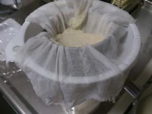 201210-making-soymilk-13 おたま7回程度でこれくらいを投入しています。