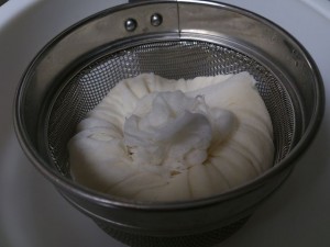 201210-making-soymilk-14 ガーゼで包みます。