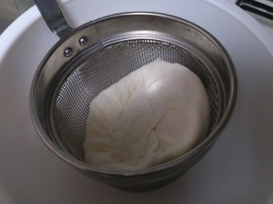 201210-making-soymilk-16 何度か方向を変えて絞って終了。