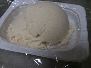 201210-making-soymilk-18 ガーゼからおからを出します。